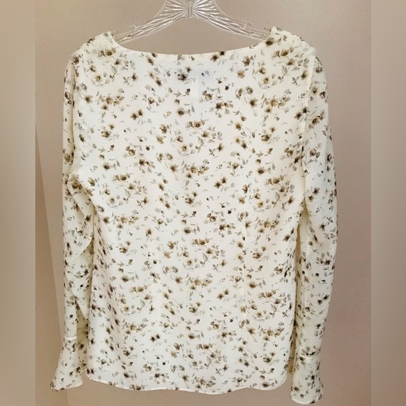 NWOT Nine & Co. Floral Button-Up Sheer Top With Bell Sleeves. Size 8 - Picture 6 of 6